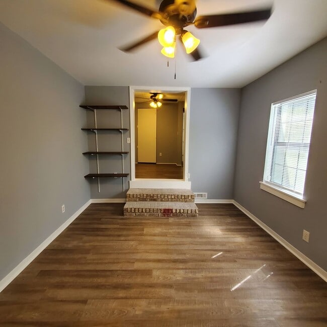 Building Photo - Southern Comfort Living: Exquisite 3BR/2BA...