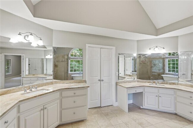 Building Photo - 4563 Fountain Dr NE