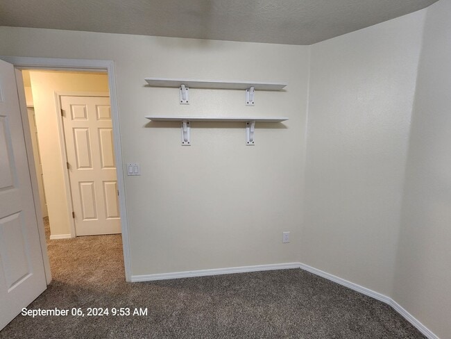 Building Photo - 531 SW Honeysuckle Ct