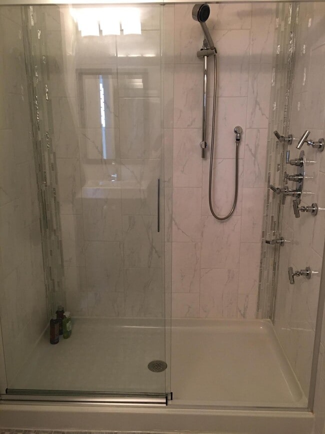 Building Photo - 330 S Main St