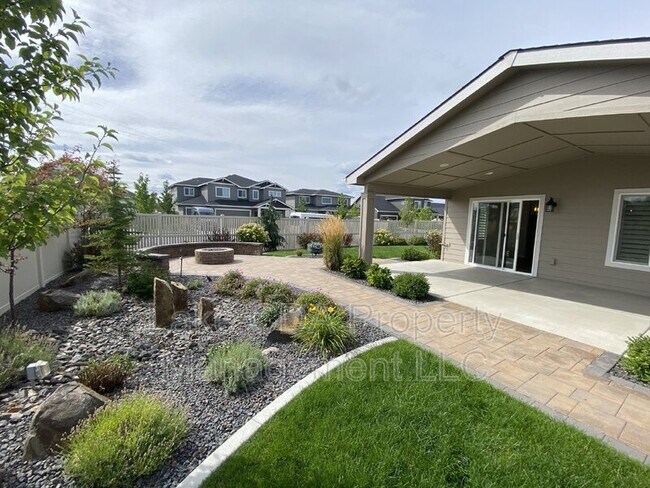 Building Photo - 6888 N Proust Dr