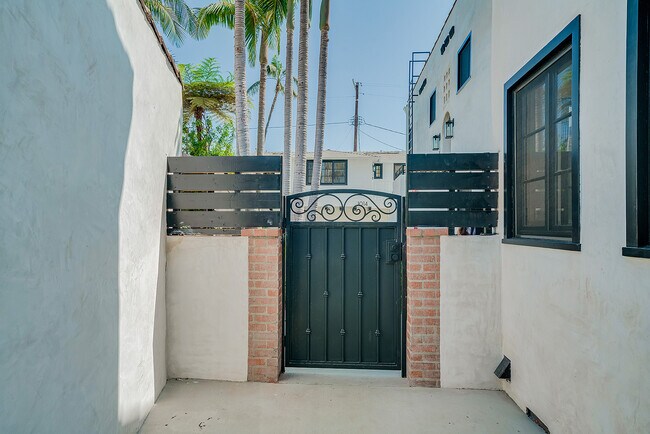 Building Photo - 1014 S Hayworth Ave