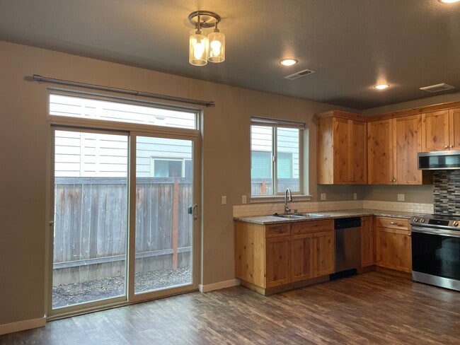 Building Photo - Goregous 3 Bedroom Home Ready for Hot Summ...