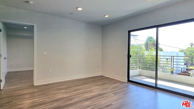 Building Photo - 5030 Rosewood Ave