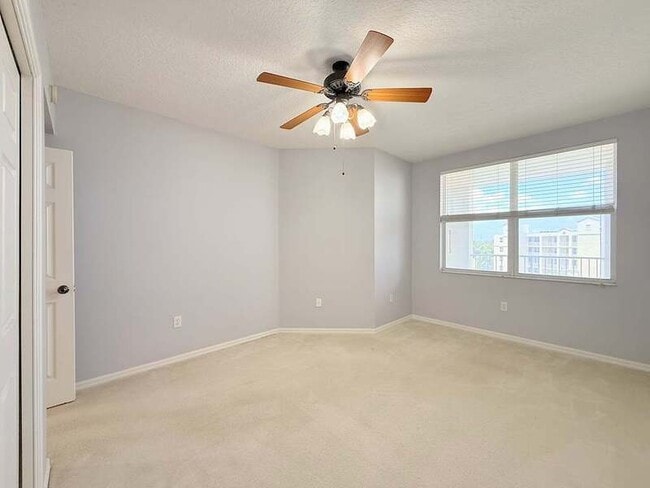 Building Photo - 1200 Country Club Dr