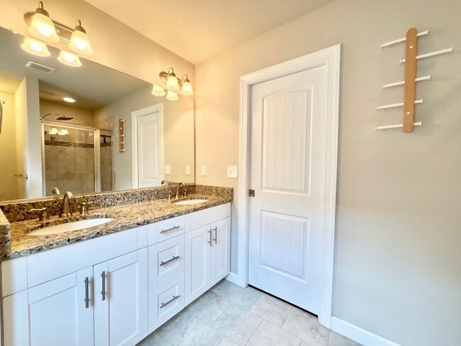 Building Photo - Gorgeous Home in Town Center Virginia Beach!