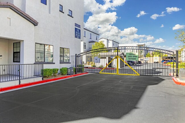 Building Photo - 9242 W Russell Rd
