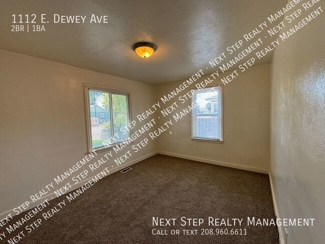 Building Photo - 1112 E Dewey Ave