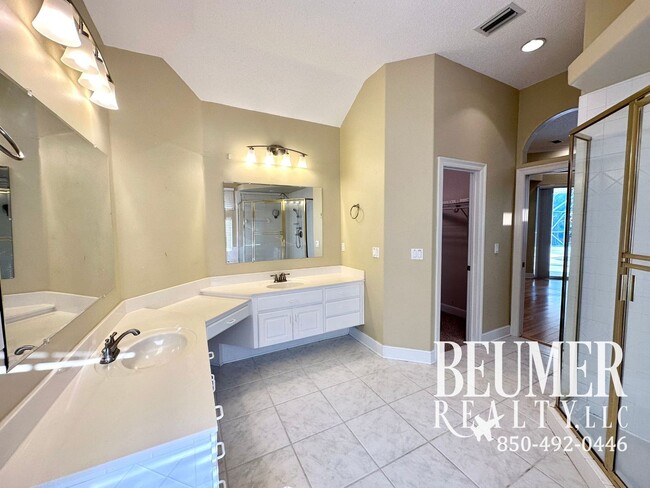 Building Photo - Tranquil Retreat on Naples Drive with Pool