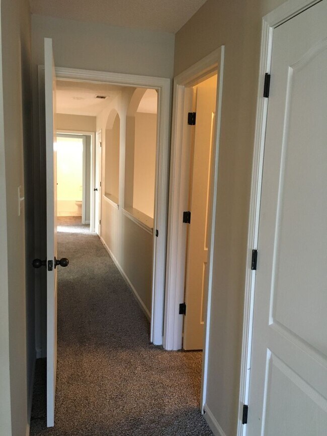 Building Photo - Beautiful 4br Lakeland home with a HUGE bonus room! Over 3300 sq ft! Pets are owner's approval, f...
