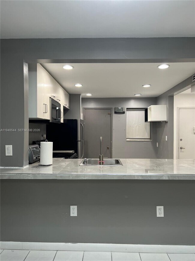 Building Photo - 1710 NE 191st St