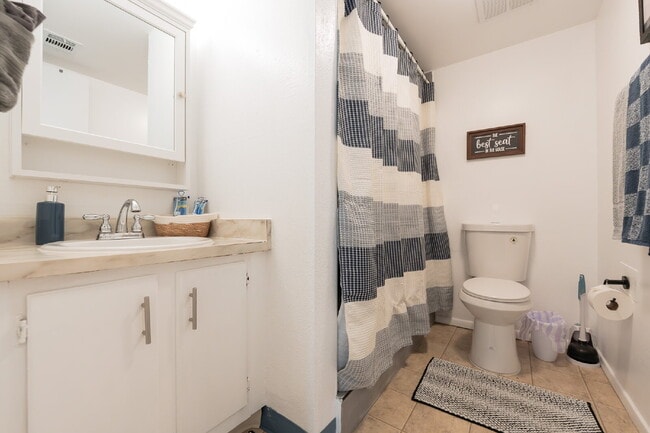 Building Photo - Stylish & Fully Furnished 2-Bedroom in the Heart of Farmington – Flexible Lease Terms!