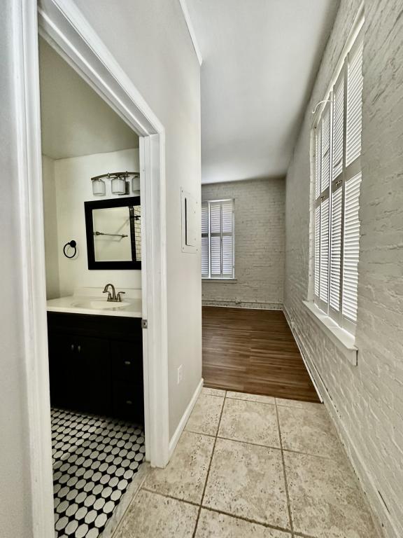 Building Photo - 229 N Poplar St