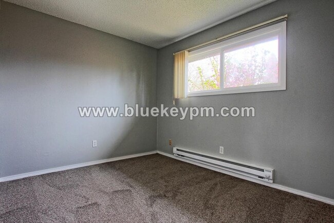 Building Photo - 3 Bed, 1 Bath Duplex With Fenced Yard in Gresham Near Gresham High School