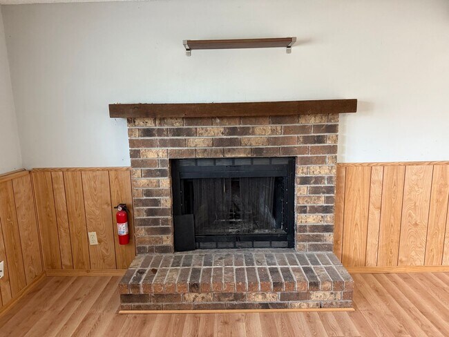 Building Photo - Low Maintenance Living - 2 Bedroom 2 Bathr...