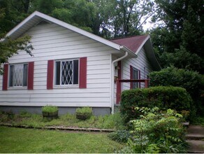 Building Photo - 3 bd/1.5 bath Charming Home just 4 blocks from IU Jacob's School of Music - Available August 2026!