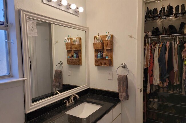 Building Photo - 1015 E Yager Ln