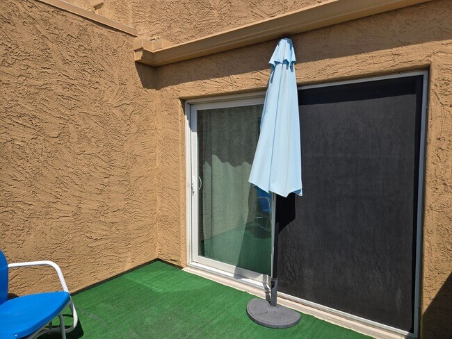 Building Photo - Beautiful two story, 3 bed, 1 full bath, 2...