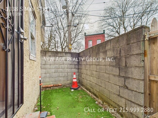 Building Photo - 1338 S May St