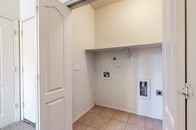 Building Photo - 6512 Los Pueblos Pl NW