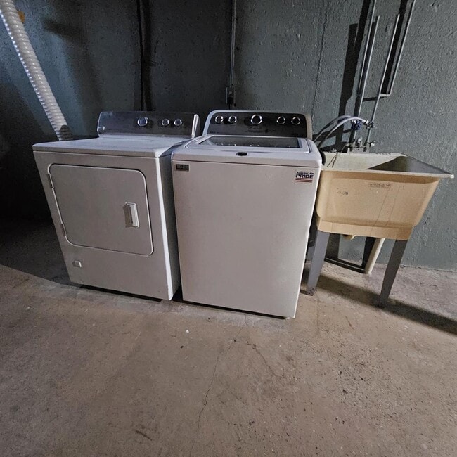 Building Photo - 2 Bedroom Ranch Condo w/ Finished Basement. Corner Unit, Spacious Bedrooms