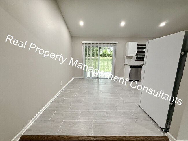 Building Photo - Charming 3 Bed Home with Modern Updates in...