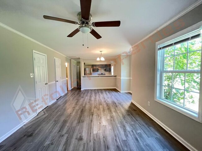 Building Photo - Carpetless 2 BD 2.5 Bath 2 Story Quadplex ...