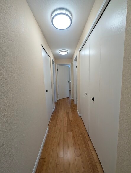 Building Photo - 4316 W Lake Sammamish Pky SE