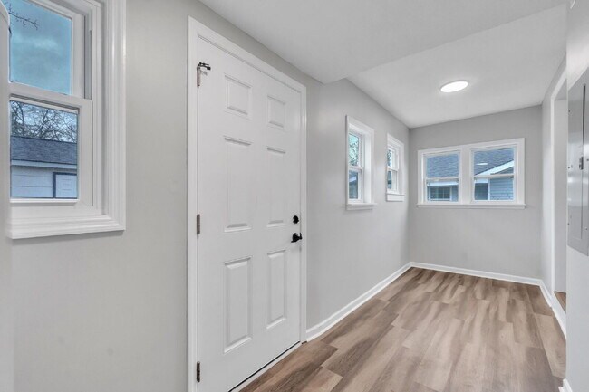 Building Photo - Stylish 2-Bedroom, 1-Bath Home with Contemporary Finishes ($1200/mo base rent***)