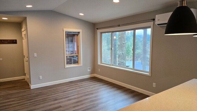 Building Photo - 2 bedroom 1 1/2 bath apartment in Thurston...