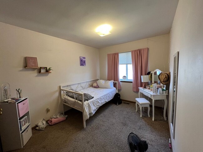 Building Photo - Pre-Leasing for 26/27 School Year