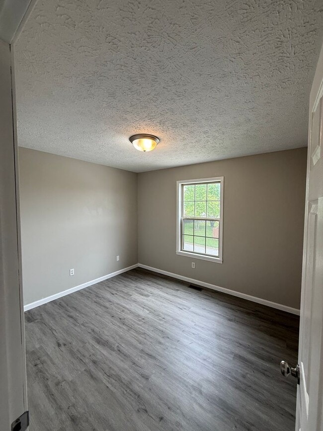 Building Photo - Updated home in Nixa