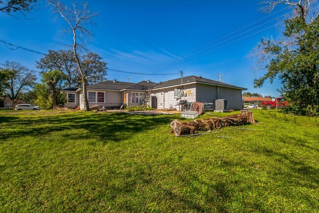 Building Photo - 1301 Oaks Dr