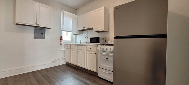 Building Photo - 146 N Peach St