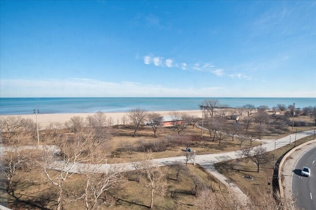 Building Photo - 5701 N Sheridan Rd