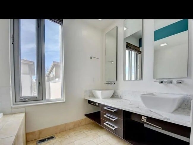 Building Photo - Contemporary Townhome Steps from Jefferson Park & LoHi!!