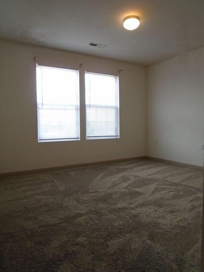 Building Photo - Spacious Apartment