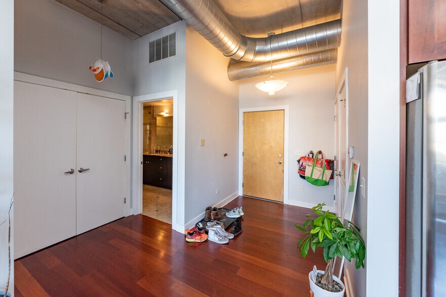 Building Photo - 3245 N Ashland Ave