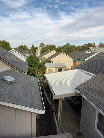 Building Photo - 400 Manzanita Way