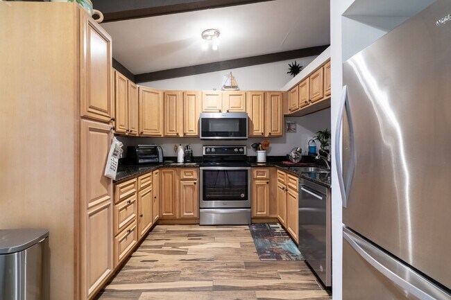 Building Photo - Gorgeous 2/2 condo at Indian Shores
