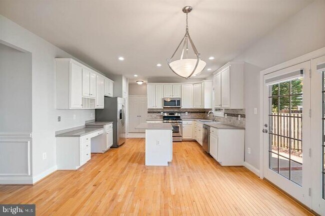 Building Photo - 2038 Madrillon Rd