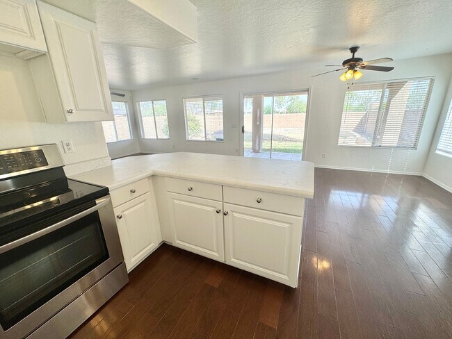 Building Photo - 4 Bedroom 3 Bathroom Home in Surprise! Has Loft & Additional Office/Den!