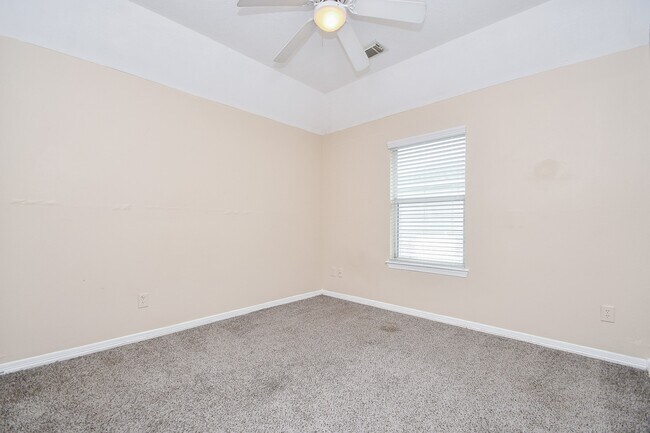 Building Photo - 21915 Stockbridge Ln