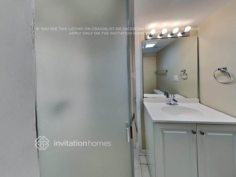 Building Photo - 4419 N Nagle Ave