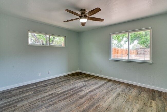 Building Photo - Beautifully Renovated 3 bedroom 2 bathroom Townhouse with A Chef Style Kitchen and Huge Backyard!