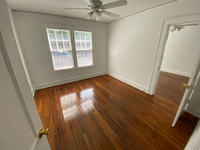 Building Photo - 702 Maupas Ave