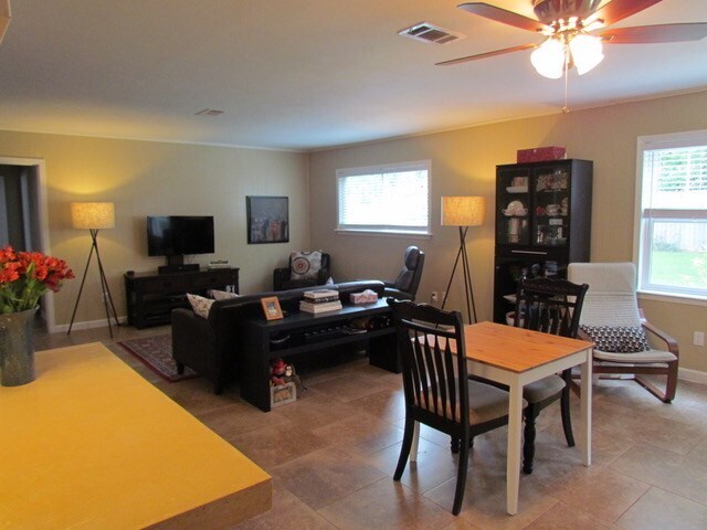 Building Photo - 1709 Gardenia Dr