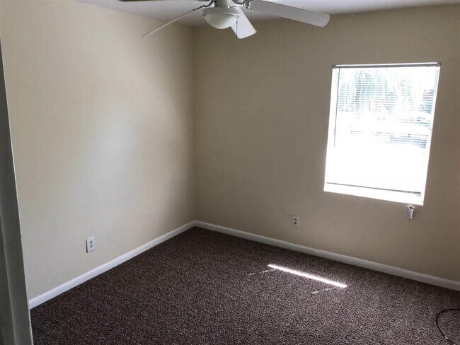 Building Photo - 2404 Surrey St