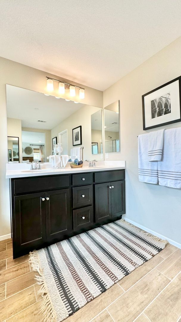 Building Photo - Beautiful "Model" Home in the Horse Creek ...