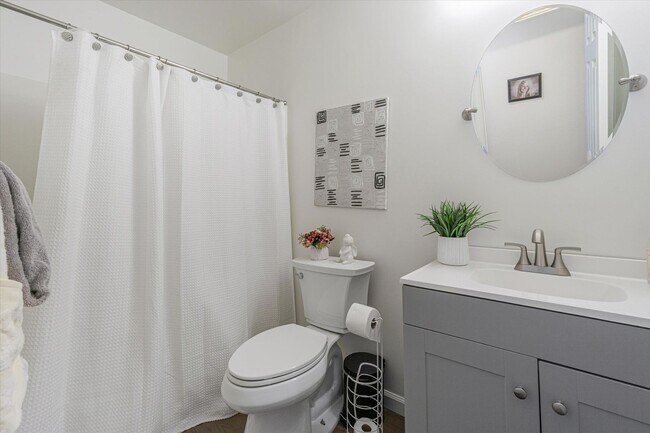 Building Photo - Freshly Renovated, End Unit Town-House Ava...